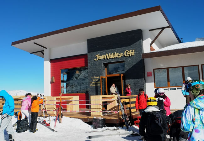 Tienda Juan Valdez ubicada en el centro de ski El Colorado, en Chile. Foto: EFE