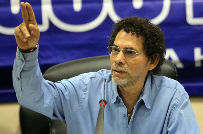 El comandante de las FARC-EP Pastor Alape, responde a preguntas de periodistas en La Habana. Foto: EFE