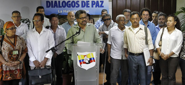 El segundo jefe de las FARC y líder de los delegados de la guerrilla Luciano Marín (c), alias "Iván Márquez?, lee un comunicado. Foto: EFE