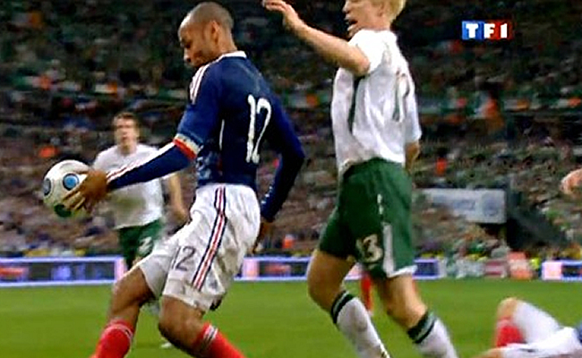 La mano de Henry, permitió el gol que clasificó a Francia al mundial 2010. Foto: Youtube