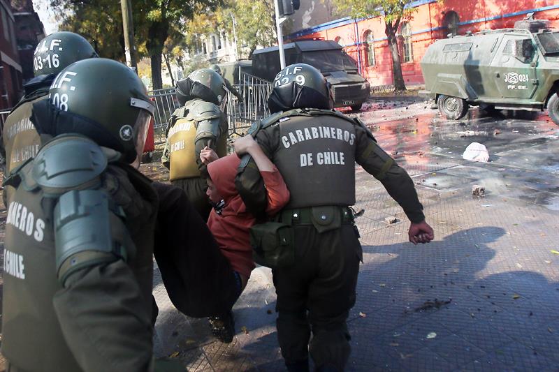 Manifestantes se enfrentan con la Policía durante una jornada de movilizaciones de estudiantes en Santiago de Chile. Foto: EFE