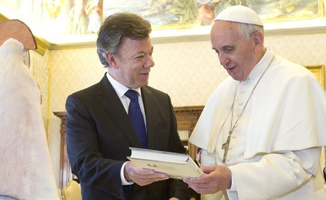 Santos le pedirá al papa que le ayude a tomar decisiones para el proceso de paz. Foto: EFE