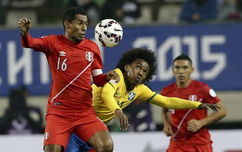 Brasil, con goles de Neymar y Douglas Costa, venció 2-1 a Perú, que marcó con Cueva. Foto: EFE