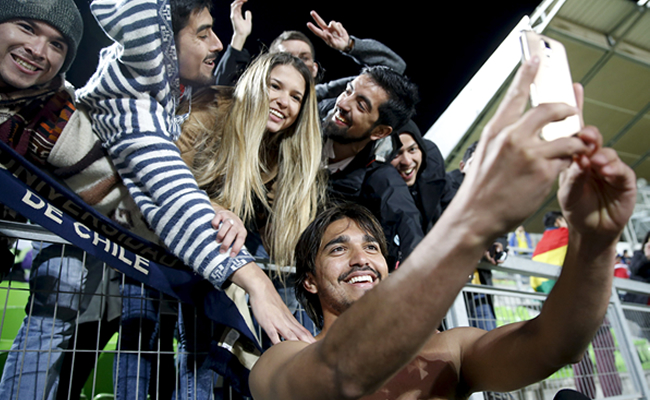 El delantero boliviano Marcelo Moreno Martins enloqueció a los fanáticos bolivianos con la selfie de la victoria. Foto: EFE