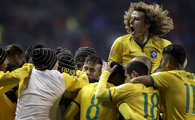 Brasil celebrando el gol ante Perú. Foto: EFE