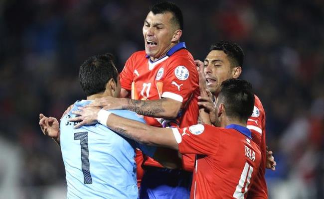 Chilenos y mexicanos firmaron un empate a tres. Foto: EFE