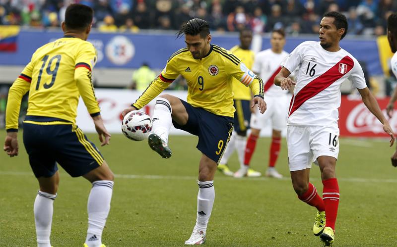 Colombia y Perú se jugaron la clasificación en Temuco. Foto: EFE