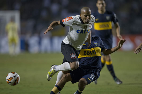 Partido Boca Juniors vs. Corinthians arbitrado por Carlos Amarilla. Foto: EFE