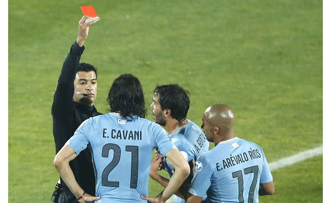 Tarjeta roja para el árbitro Sandro Ricci. Foto: EFE
