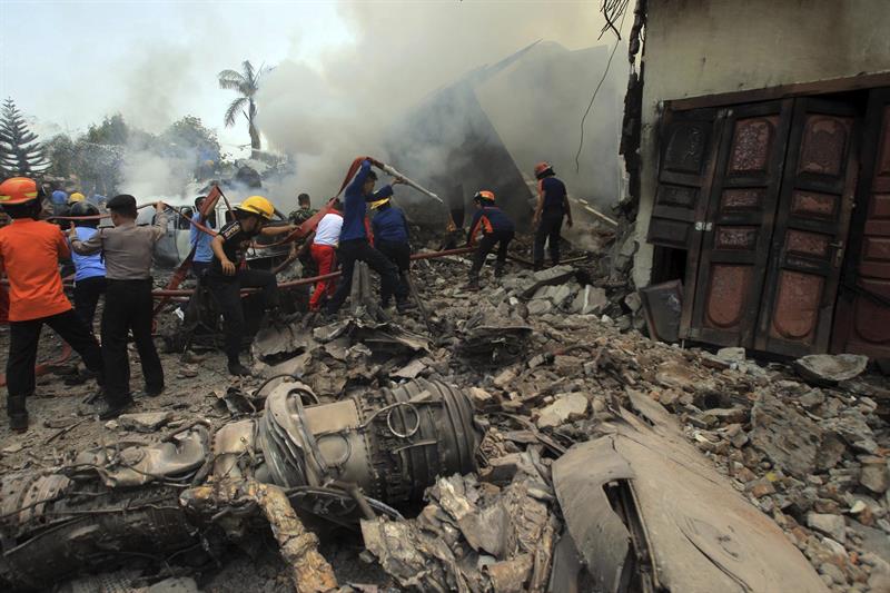 Accidente de avión militar en Indonesia. Foto: EFE
