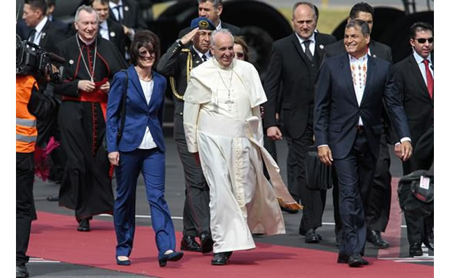 Rafael Correa junto al papa Francisco. Foto: EFE