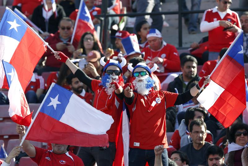 Hinchas en el estadio Nacional de Santiago de Chile. Foto: EFE