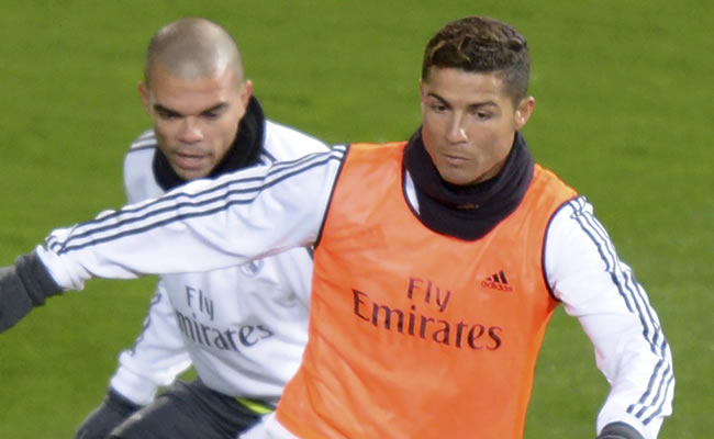 Cristiano Ronaldo molesta a Pepe y éste le responde. Foto: EFE