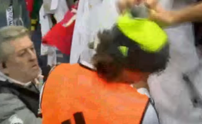 Un aficionado roba la gorra de Luka Modrick. Foto: Youtube