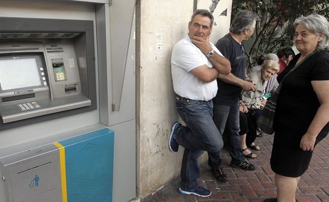 Largas filas en los cajeros automáticos por la crisis. Foto: EFE