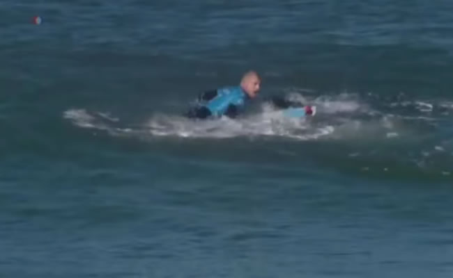 Mick Fanninga, surfista australiano, fue atacado por tiburon. Foto: Youtube