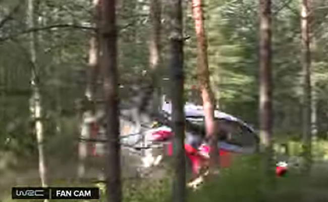 Piloto belga estrelló su auto en el Mundial de Rally en Finlandia. Foto: Youtube