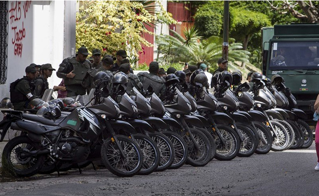 Seguridad venezolana recupera viviendas tomadas por delincuencia. Foto: EFE