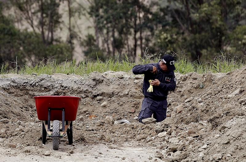 Agentes de la Fiscalía General y del Cuerpo Técnico de Investigación participan en las labores de excavación en el sitio conocido como "La Escombrera". Foto: EFE
