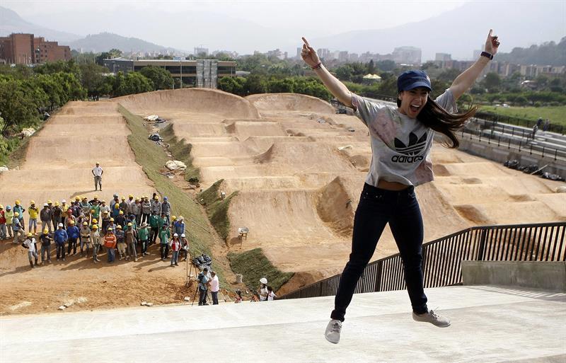 Mariana Pajón inaugurando la pista de BMX que lleva su nombre. Foto: EFE