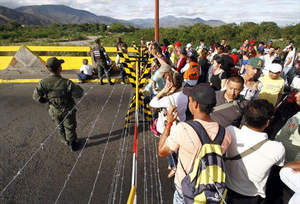 Deportación de colombianos en la frontera con Venezuela. Foto: EFE