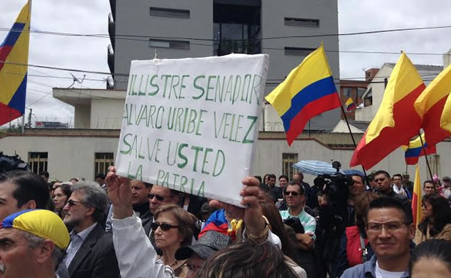 Protesta frente a la Embajada de Venezuela. Foto: Interlatin