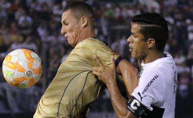 Luis Páez, de Águilas, hizo el gol del empate ante Olimpia (1-1) en el minuto 88. Foto: EFE