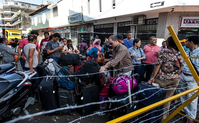 Un grupo de personas solicita la salida de Venezuela hacia Colombia en las inmediaciones de la Aduana Principal. Foto: EFE