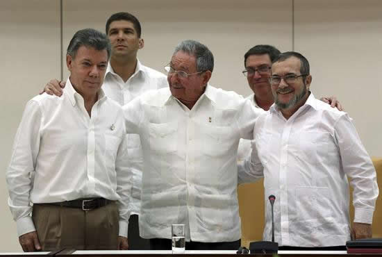 El presidente de Colombia Juan Manuel Santos, el presidente de Cuba Raúl Castro y el máximo líder de las FARC, Rodrigo Londoño, alias "Timochenko. Foto: EFE
