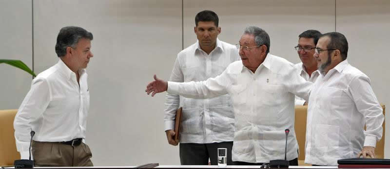 Firma de justicia transicional. Presidente Juan Manuel Santos y alias 'Timochenko'. Foto: EFE