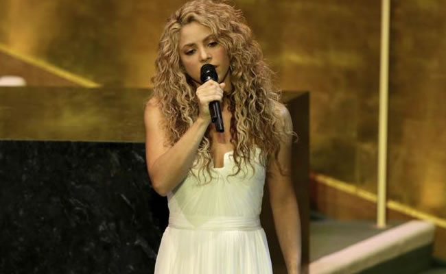 Shakira, vestida de blanco, entonó el clásico 'Imagine' de John Lennon. Foto: EFE
