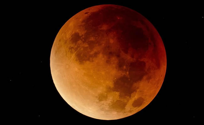 La llamada “luna de sangre” o "luna roja" está asociada creencias religiosas y míticas. Foto: EFE