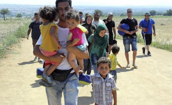 Varios inmigrantes sirios cruzando Serbia. Foto: EFE