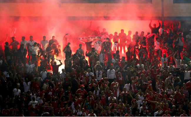 El Atlético de Madrid y el Benfica fueron multados por la UEFA a raíz de los hechos que sus hinchas presentaron en septiembre. Foto: EFE