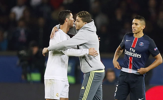 Un hincha invadió el campo para abrazar a Cristiano Ronaldo. Foto: EFE