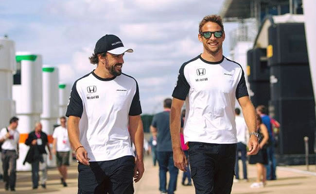 Fernando Alonso y Jenson Button correrán el próximo Gran Premio de Estados Unidos con motores diferentes en sus monoplazas. Foto: EFE