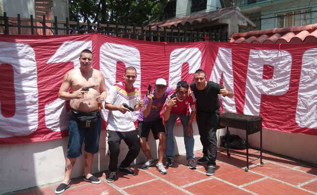 'Bebote' Álvarez (con camiseta del América) está en Cali en compañía de otros barristas de Independiente. Foto: Facebook