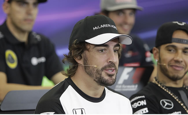 Fernando Alonso fue sancionado con 15 puestos por el cambio de motor y caja de cambios durante las prácticas del Gran Premio de México. Foto: EFE