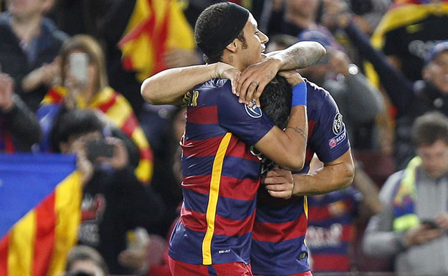 Neyrmar y Suarez celebran uno de los tantos del Barcelona frente al Bate Borisov. Foto: EFE