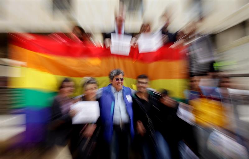 Miembros de la comunidad LGBTI, participan en un plantón en agradecimiento a la Corte Constitucional. Foto: EFE