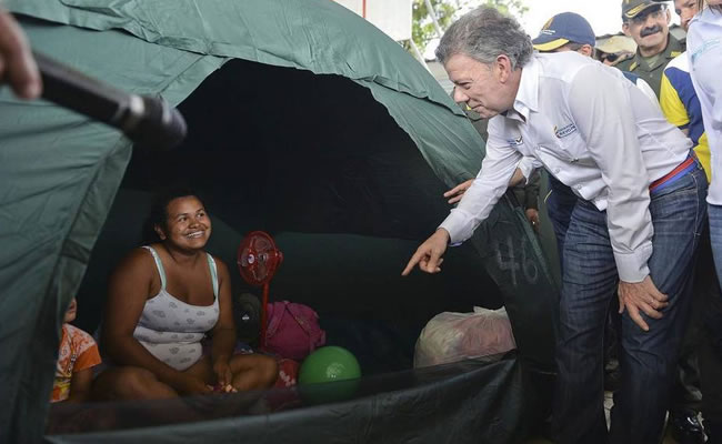 Presidente de Colombia, Juan Manuel Santos en los albergues de explusados en la frontera con Venezuela. Foto: EFE