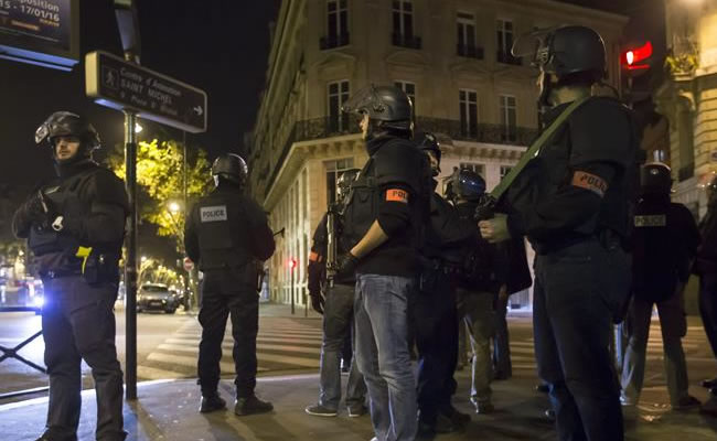 Militarizan París tras atentado que dejó 153 personas muertas. Foto: EFE