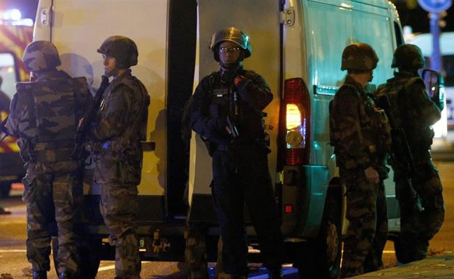 Militares de Francia al frente de atentado en París. Foto: EFE