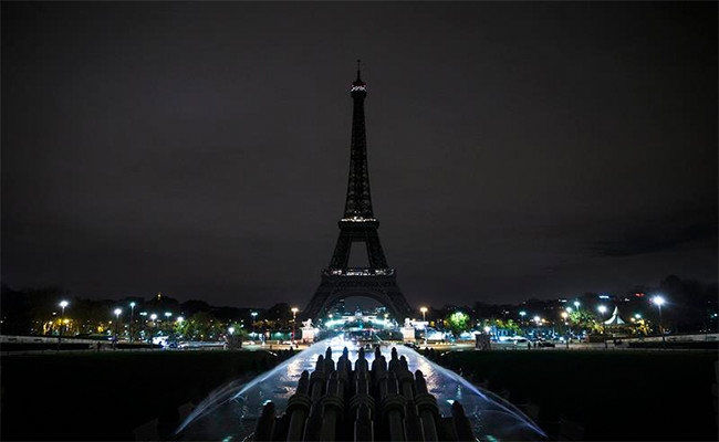 La Torre Eiffel apaga sus luces. Foto: EFE