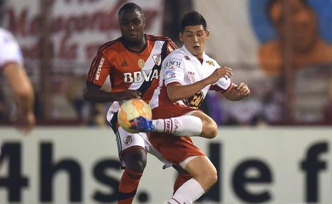 Huracán eliminó al River Plate del colombiano Éder Álvarez Balanta. Foto: EFE