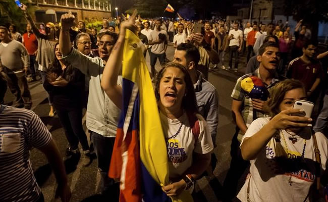 Los venezolanos celebran el triunfo. Foto: EFE