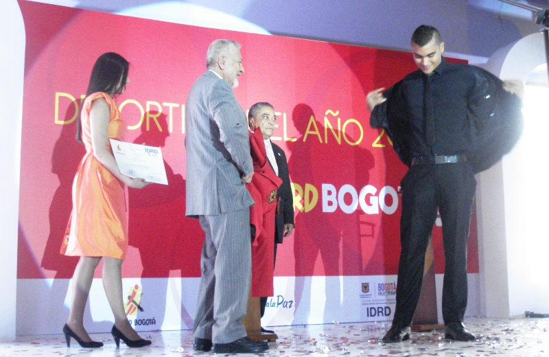 Gala de premiación a Juan F. Ocampo (campeón con récord mundial en actividades subacuáticas) como ‘Deportista del Año de Bogotá’. Foto: Interlatin
