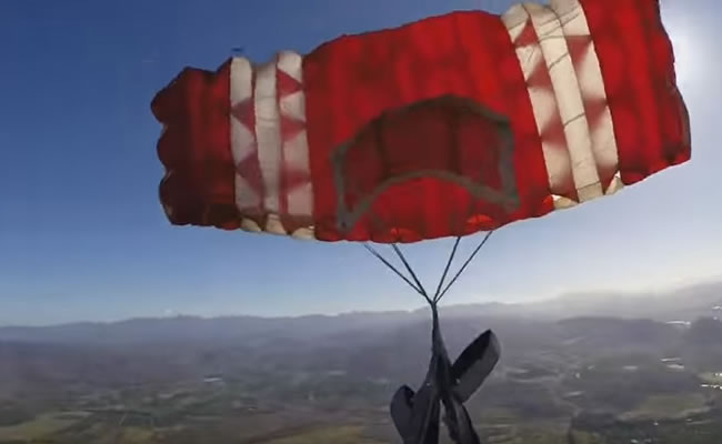 Momento de la falla del paracaídas. Foto: Youtube