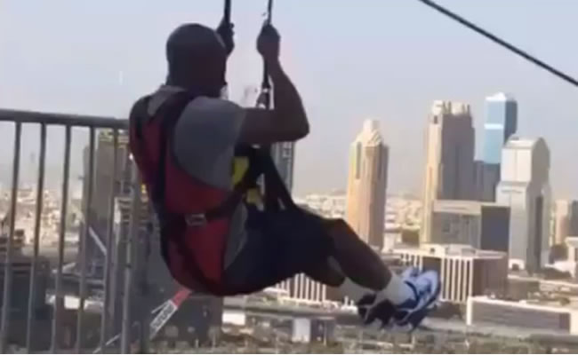Momento del lanzamiento de Floyd desde el edificio más alto del mundo. Foto: Youtube