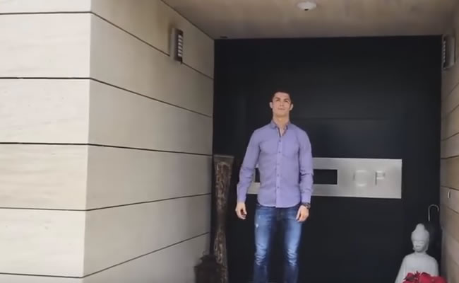 Cristiano Ronaldo en la puerta de su casa. Foto: Youtube